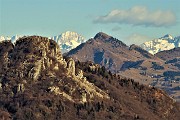 28 Maxi zoom verso il Disgrazia innevato tra Cornagera a sx e Pizzo Formico a dx
